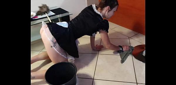 trendsFrench maid gets piss in her face and cleans it